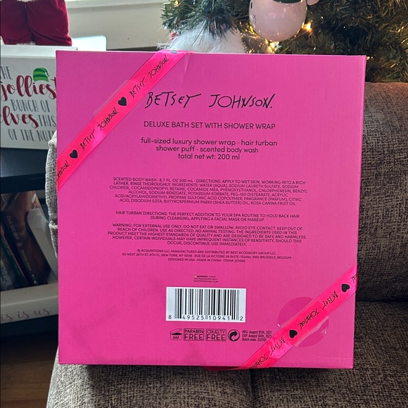 Betsey Johnson Pink and White Bath Set - Picture 7 of 8